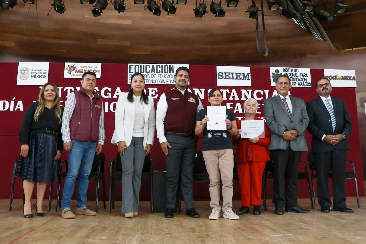 Adolfo Cerqueda entrega 150 constancias de educación básica a personas jóvenes y adultas