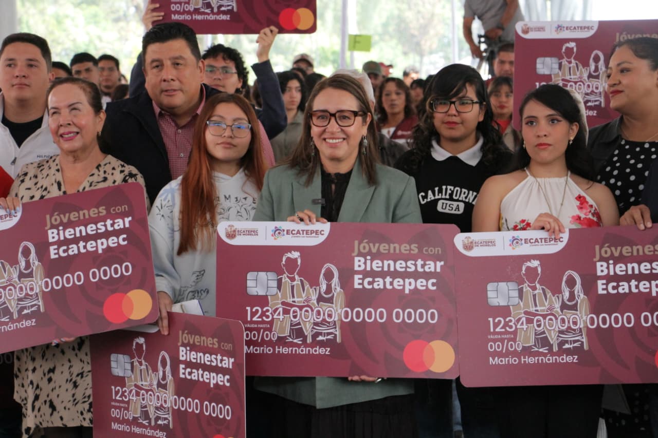 brinda-apoyo-economico-azucena-a-universitarios-de-ecatepec-para-transporte