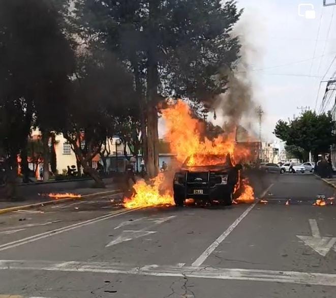detienen-a-presuntos-estudiantes-por-incendiar-una-patrulla-y-golpear-a-un-policia-de-toluca-durante-gresca-por-2-de-octubre