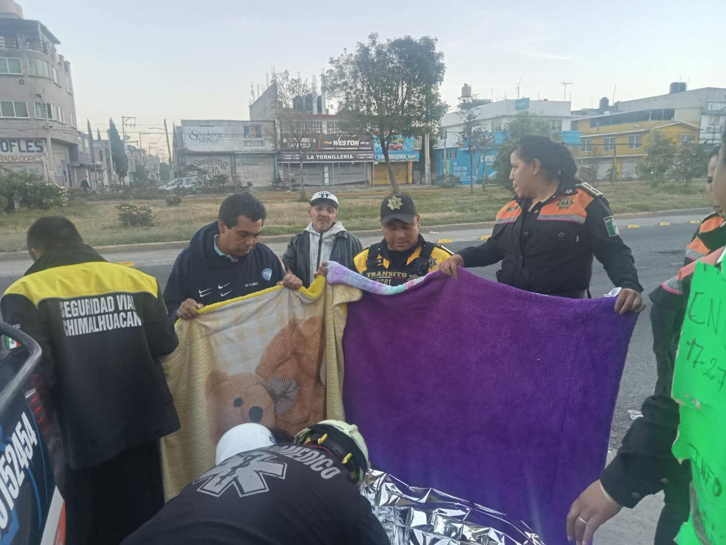 policias-apoyan-a-mujer-a-dar-a-luz-a-un-bebe-en-la-via-publica