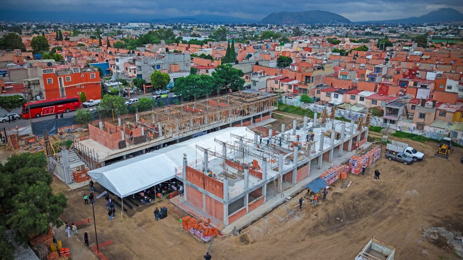 Estrenarán  inmobiliario  90 escuelas  de Ixtapaluca;  supervisan la  construcción  de CBTis 296