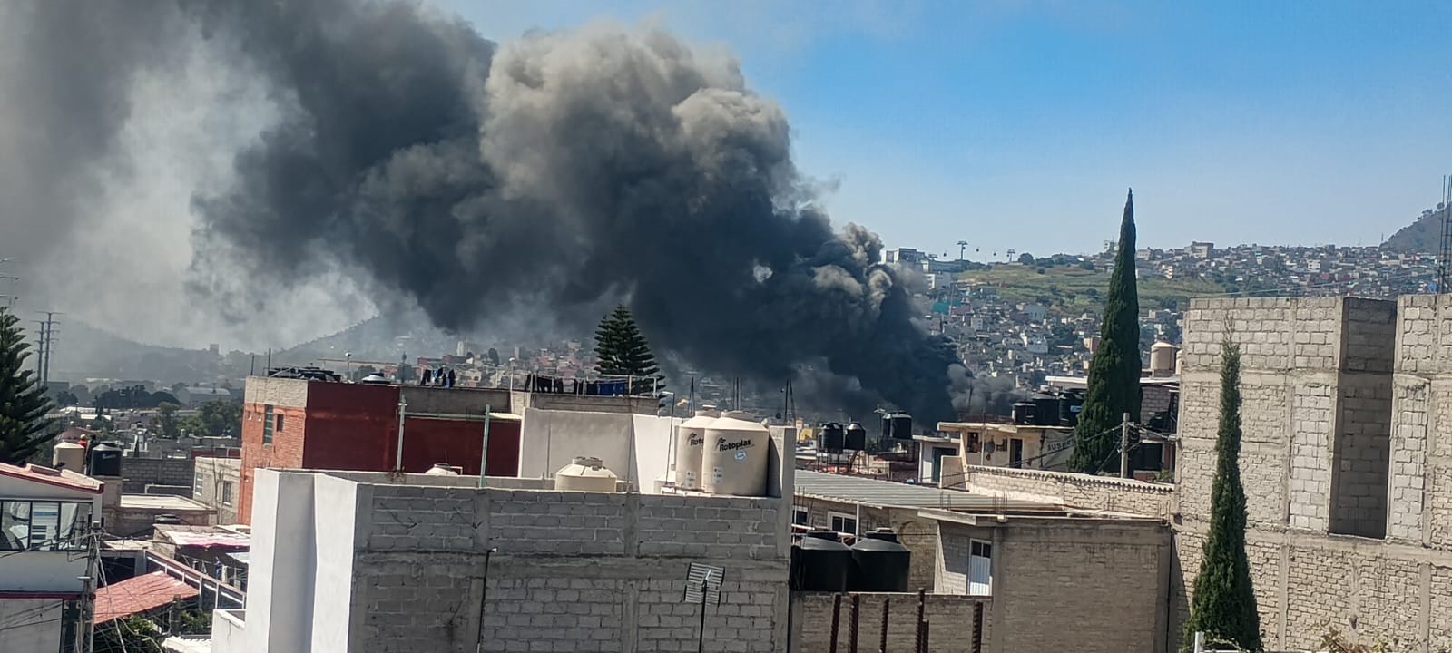 Bomberos logran controlar incendio de fábrica de colchones en Ecatepec