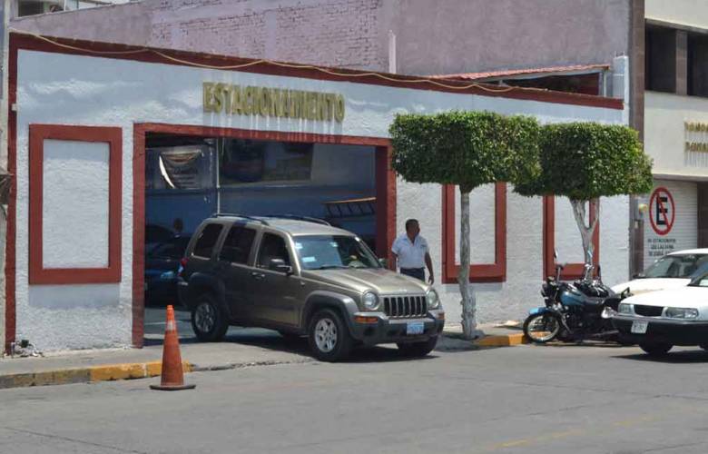 estacionamientos-deben-responder-por-ley-a-danos-contra-vehiculos-bajo-su-custodia-piden-diputados