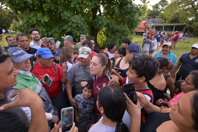 Sheinbaum supervisa la entrega de apoyo a damnificados en Veracruz