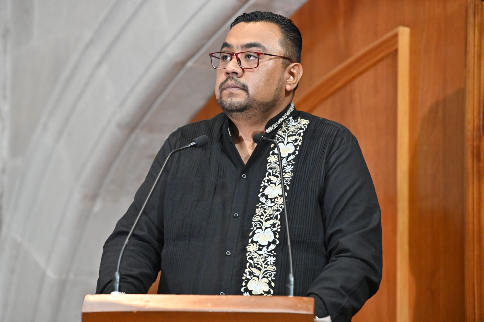 Proponen una cuota adicional por emplacar autos de lujo; contribuciones se destinarían al transporte masivo y mejora de vialidades