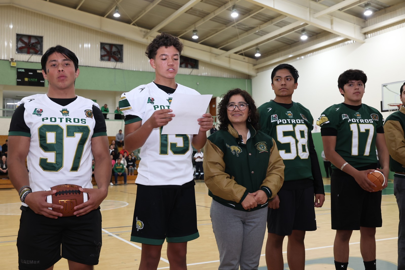 dota-martha-zarza-con-uniformes-a-los-potros-salvajes-de-la-uaemex
