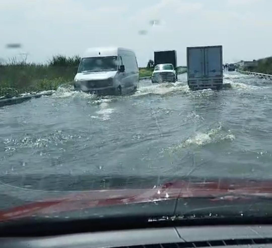 Dos semanas intransitable la autopista Lerma-Tenango, está hecha  una laguna