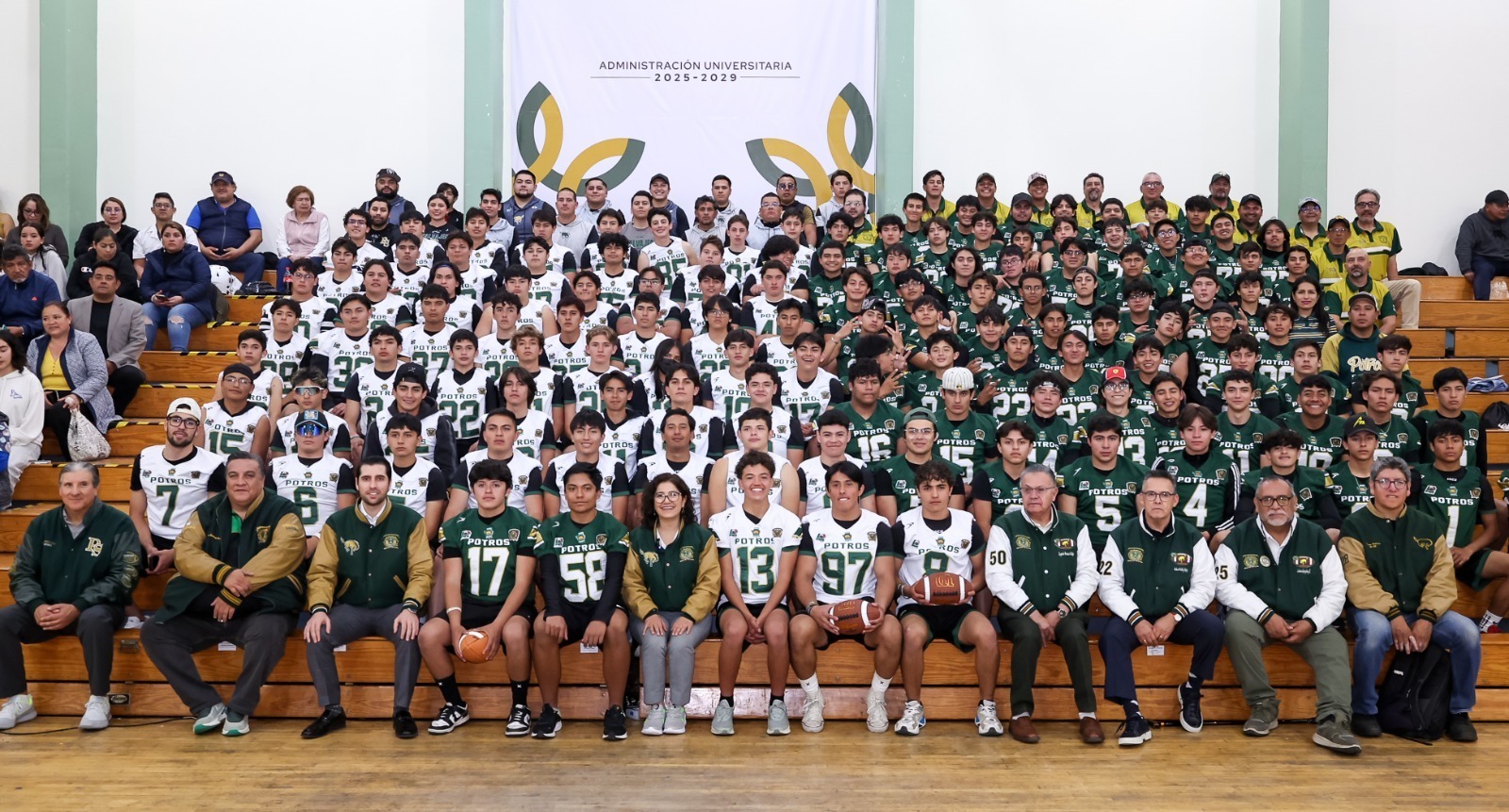 dota-rectora-con-uniformes-a-los-potros-salvajes-de-la-uaemex