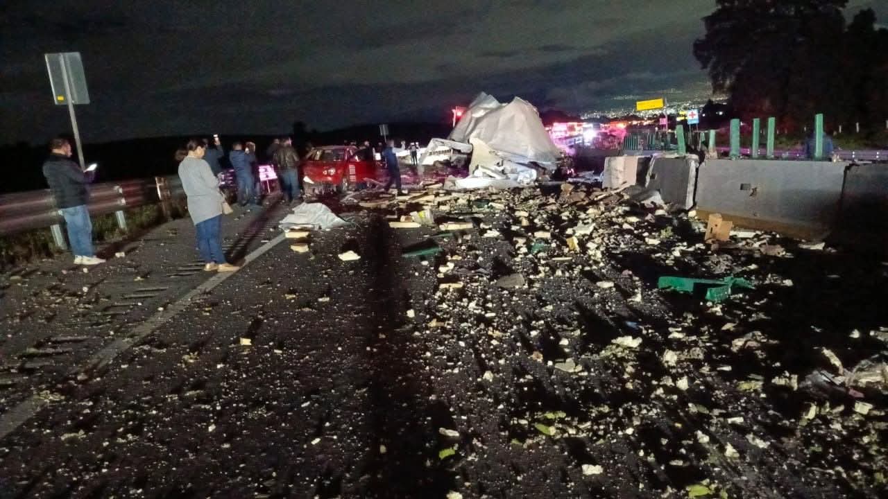 volcadura-de-tractocamion-cierran-la-autopista-mexicopuebla