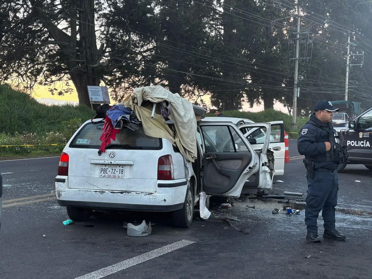Muere una persona en aparatoso choque entre dos autos en al México-Cuautla