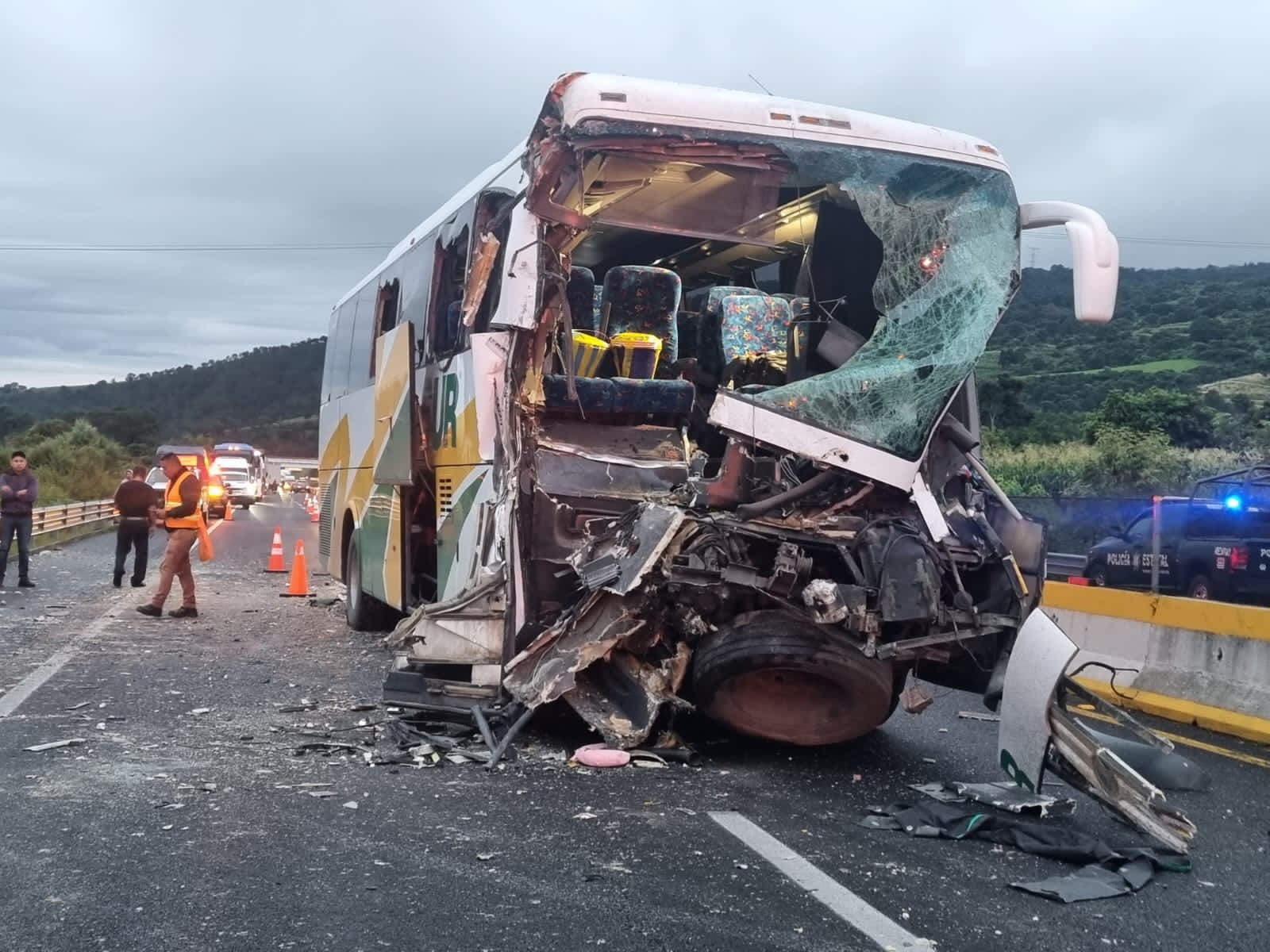un-accidente-de-autobus-mas-en-el-edomex-deja-16-personas-lesionadas-en-tepetlixpa