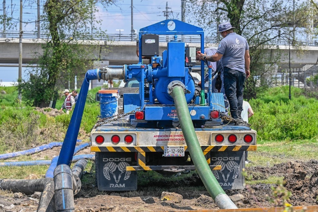 Instalan bomba para drenar agua de zonas inundadas de San Pedro Tultepec en Lerma