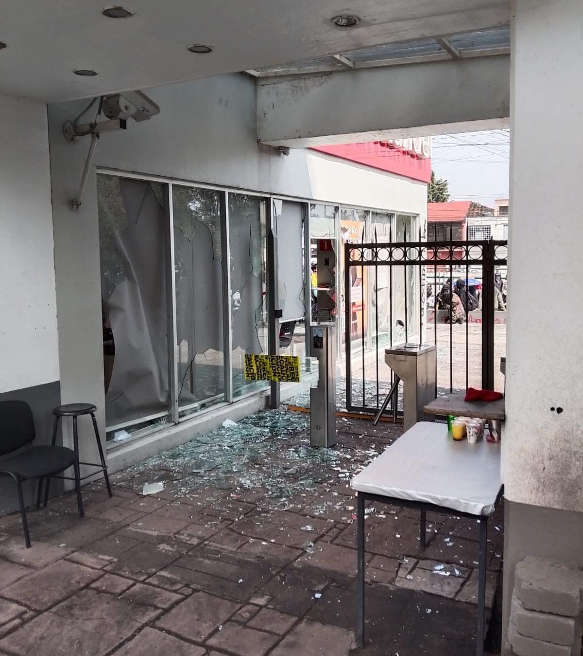Con violencia  &quot;conmemoran&quot;  peristas del  Enjambre  Estudiantil  la masacre del  2 de octubre