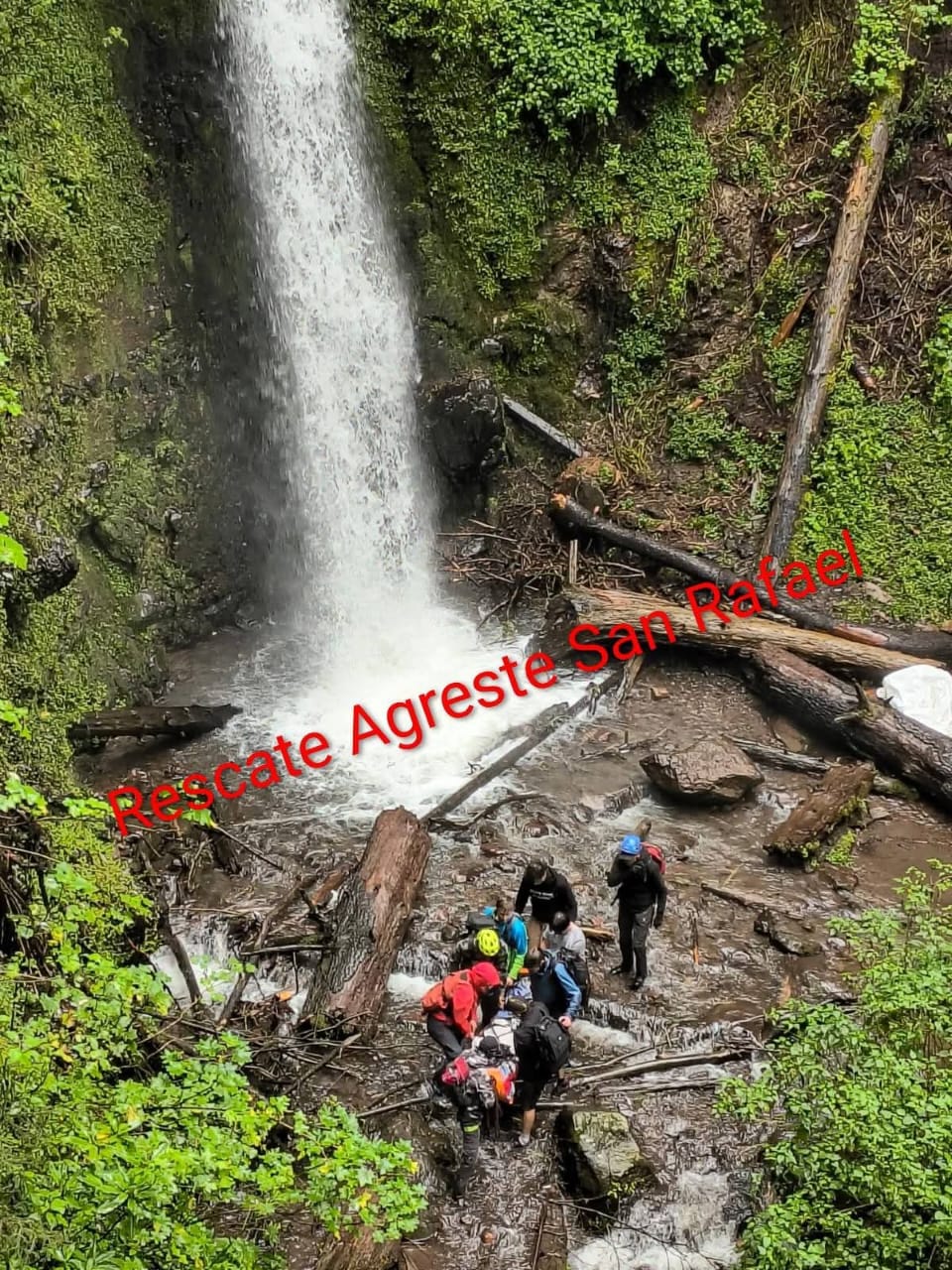 Rescatan a una mujer que sufrió caída en cascada de la zona de los volcanes