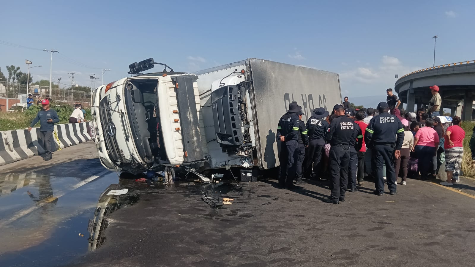 Personas rapiñan pollos tras volcar un camión en el Circuito Exterior Mexiquense