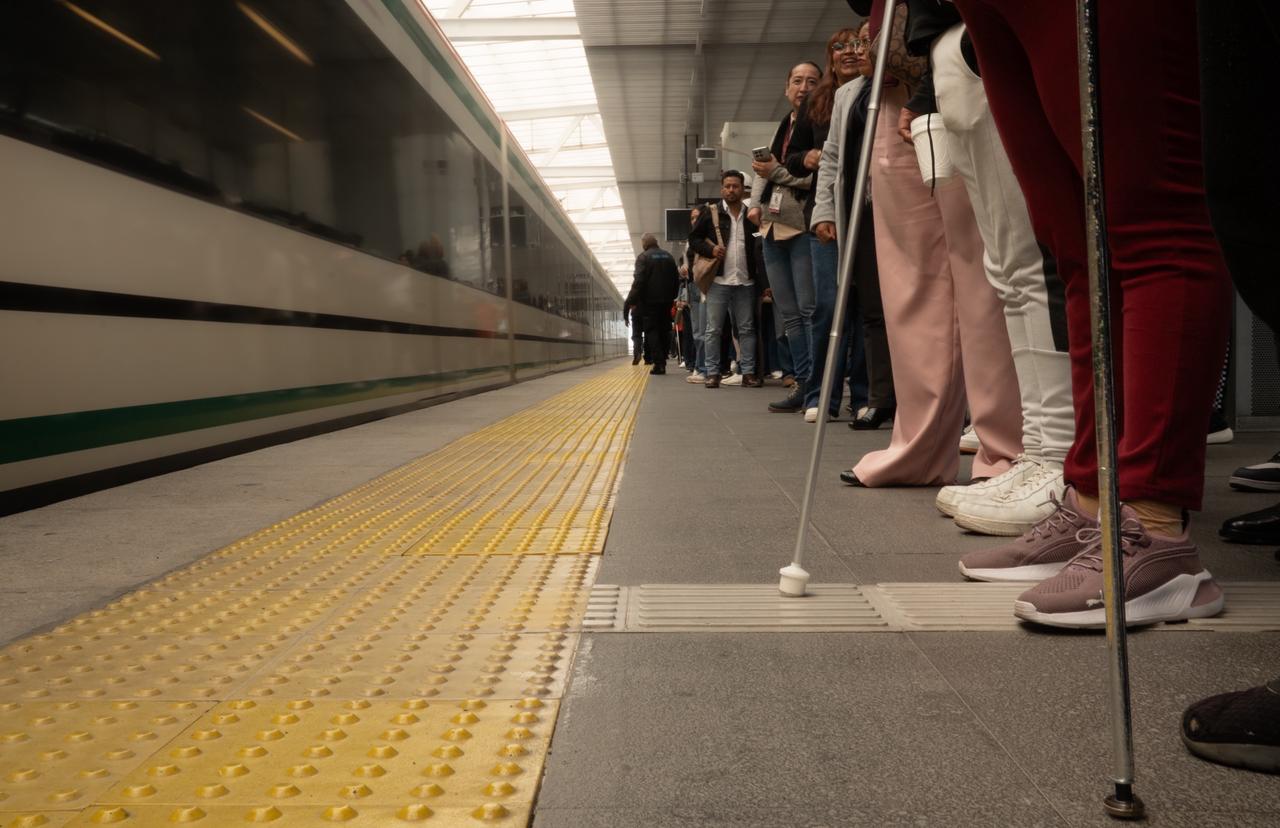 Promueven la   inclusión de   personas con  discapacidad  visual en tren  &#039;El Insurgente&#039;
