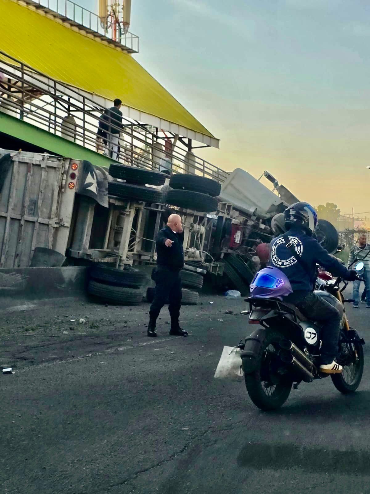 Caos vial en la Avenida Central por volcadura de tráiler en Ecatepec