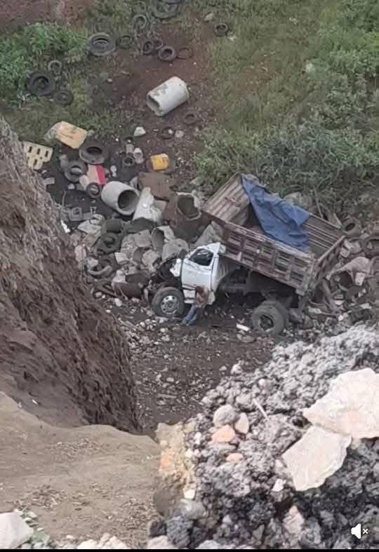 cae-un-camion-de-volteo-a-barranco-operador-en-estado-grave-es-hospitalizado