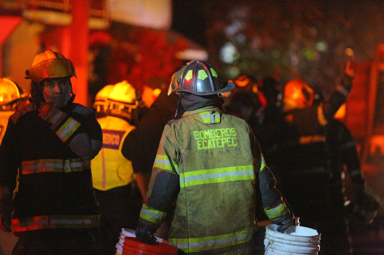 Se incendia colchonera clandestina en Ecatepec; bomberos de 4 municipios  combaten el fuego por 7 horas