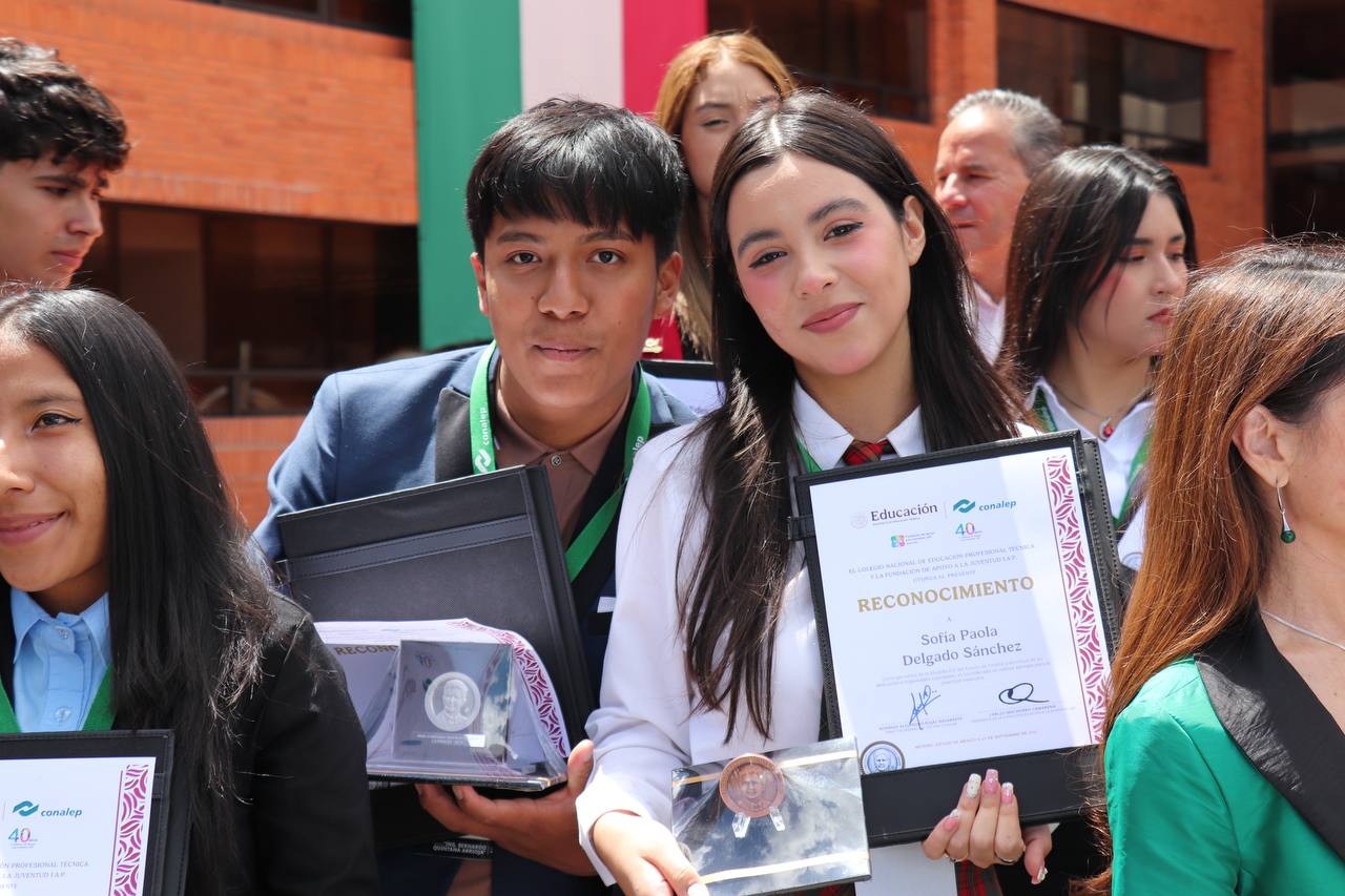 condecoran-a-4-alumnos-de-excelencia-academica-y-moral-del-conalep