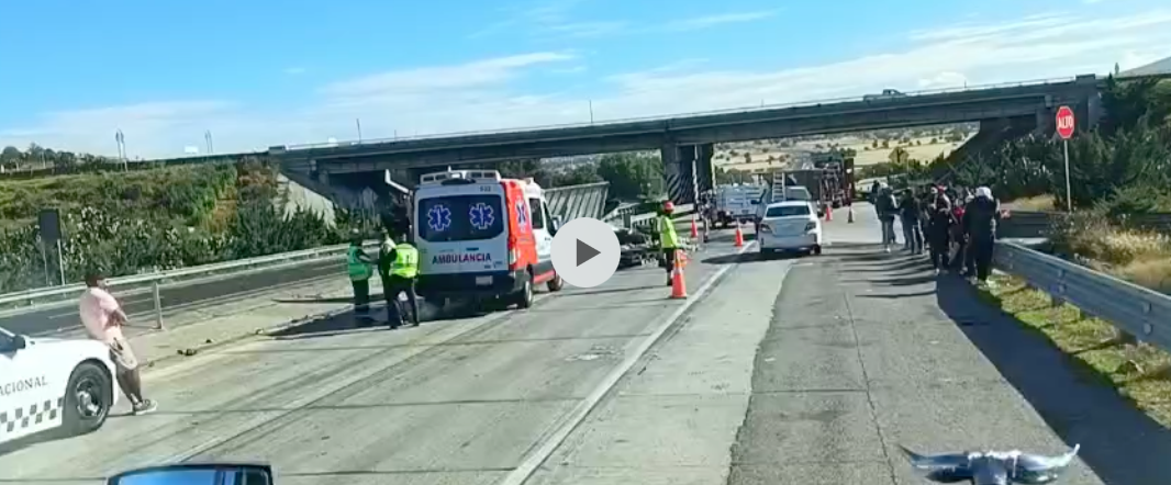 comenten-rapina-ante-volcadura-de-trailer-que-transportaba-cerveza-en-via-mexico-tulancingo