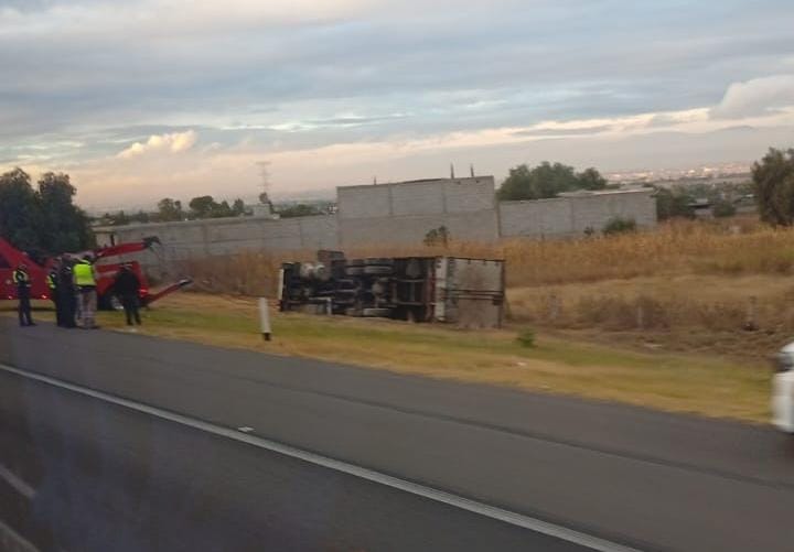 volcadura-de-trailer-provoca-severo-trafico-en-la-mexicopachuca