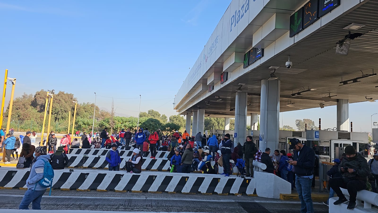 Maestros de la CNTE toman caseta de la México-Puebla