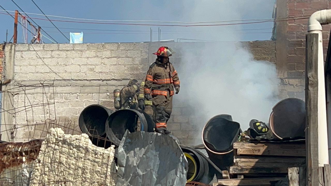 bomberos-controlan-incendio-de-una-bodega-de-plastico
