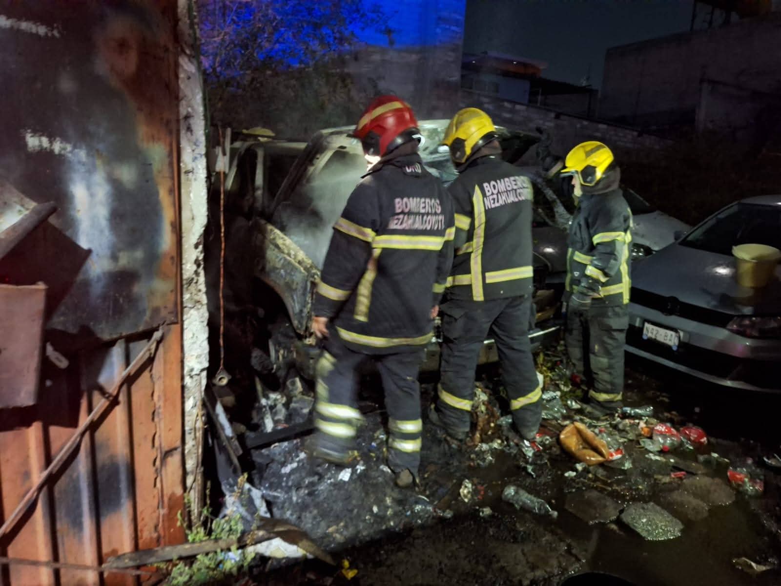 bomberos-de-nezahualcoyotl-sofocan-incendio-de-auto-sin-reporte-de-lesionados