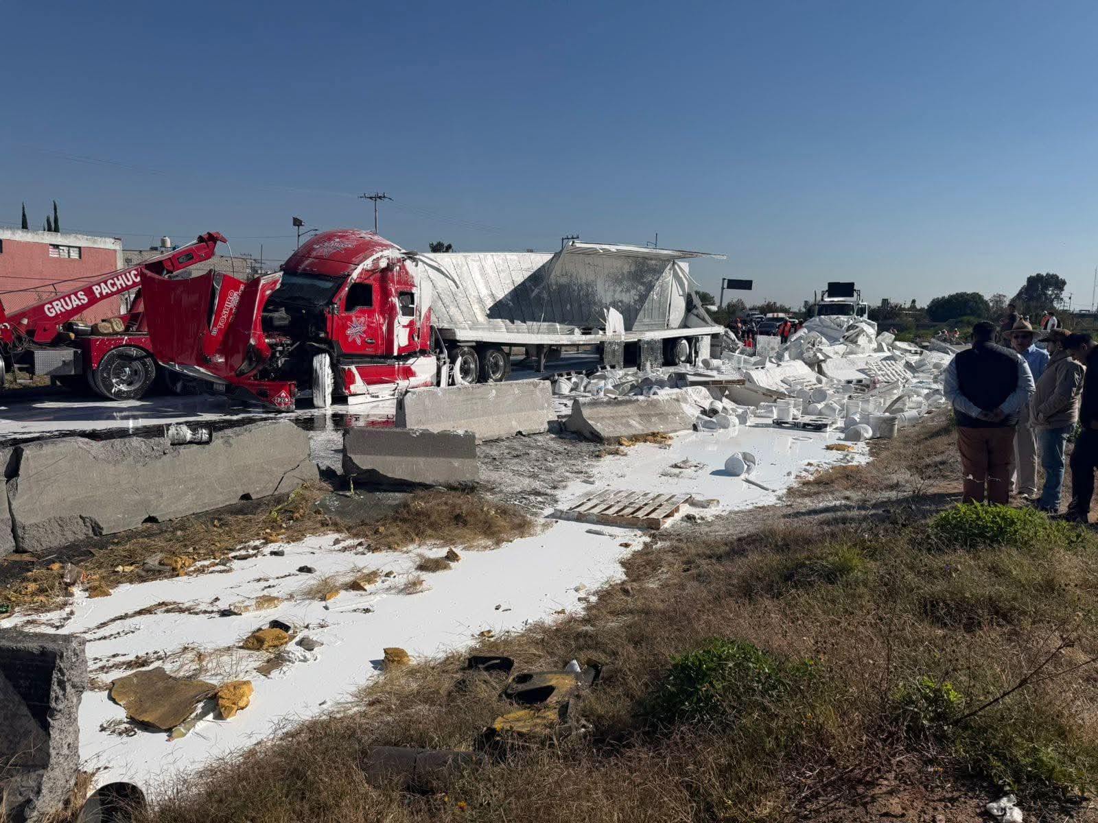 volcadura-de-trailer-cargado-de-pintura-provoca-caos-vial-en-el-circuito-exterior-mexiquense
