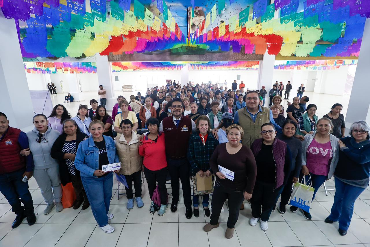 Más de 2 mil mujeres de Neza reciben tarjeta de la Pensión Mujeres con Bienestar