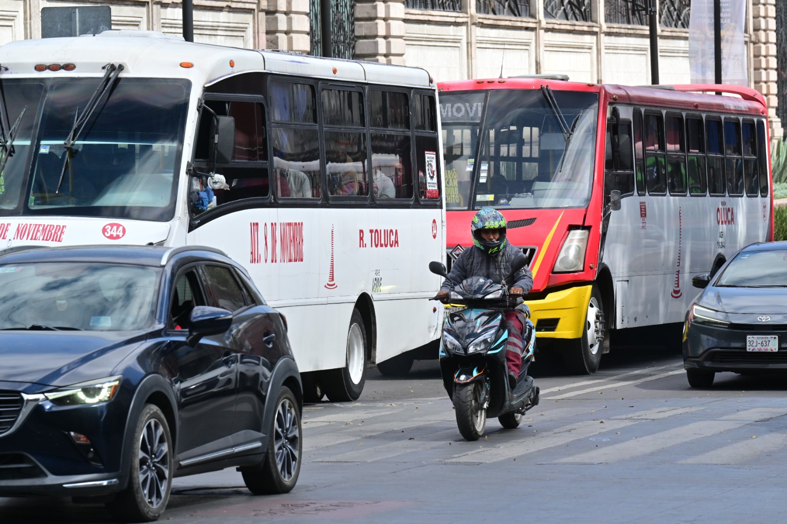 Protege Reglamento de Tránsito en EdoMéx a motociclistas con casco certificado y licencia; no podrán viajar con niños