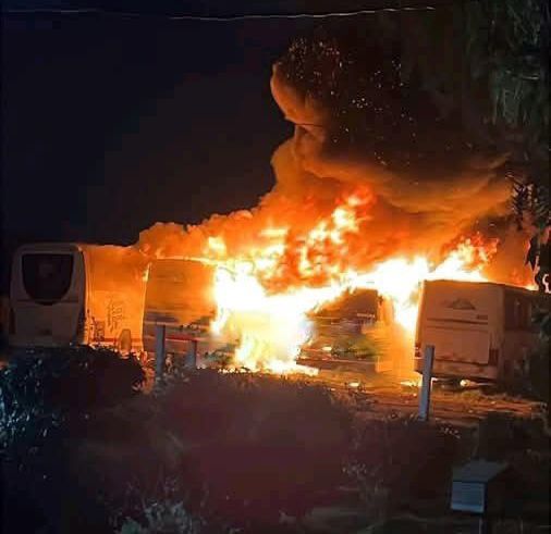 incendio-arrasa-4-autobuses-en-predio-de-tezoyuca-no-se-registran-lesionados