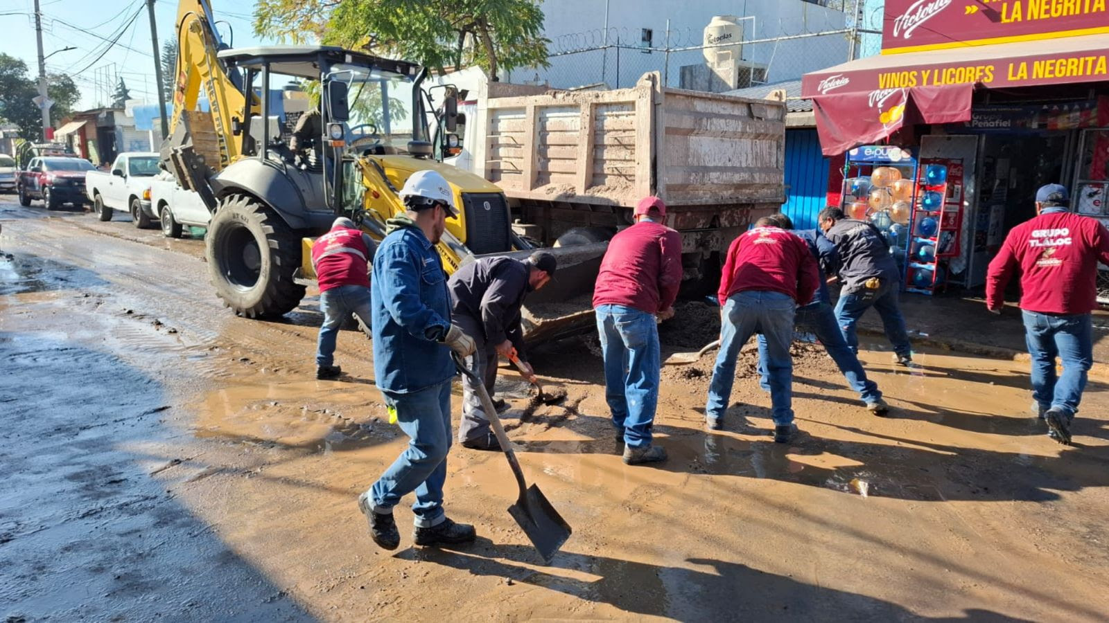 atiende-gobierno-del-edomex-fuga-de-agua-potable-en-atizapan-de-zaragoza-apoya-a-familias-y-realiza-limpieza