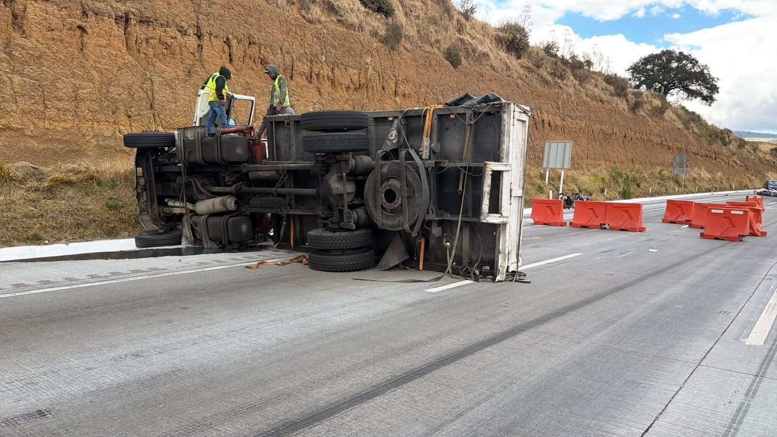 Volcadura de camión provoca severa carga vehícular en la México-Puebla