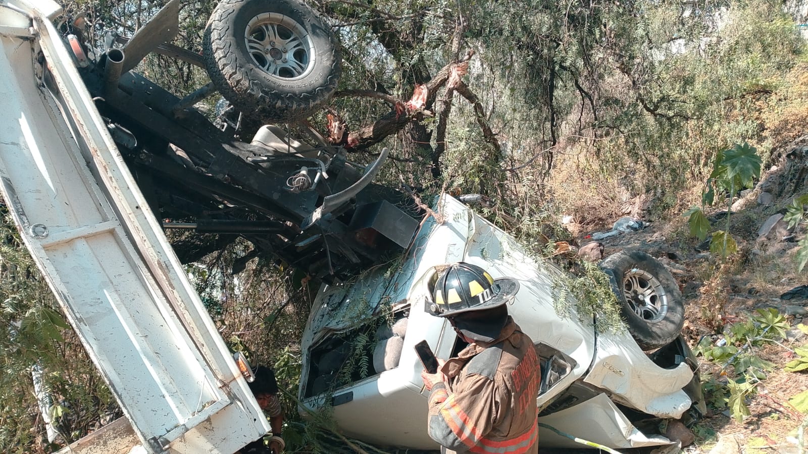 se-desbarranca-camioneta-y-deja-un-lesionado-en-ecatepec