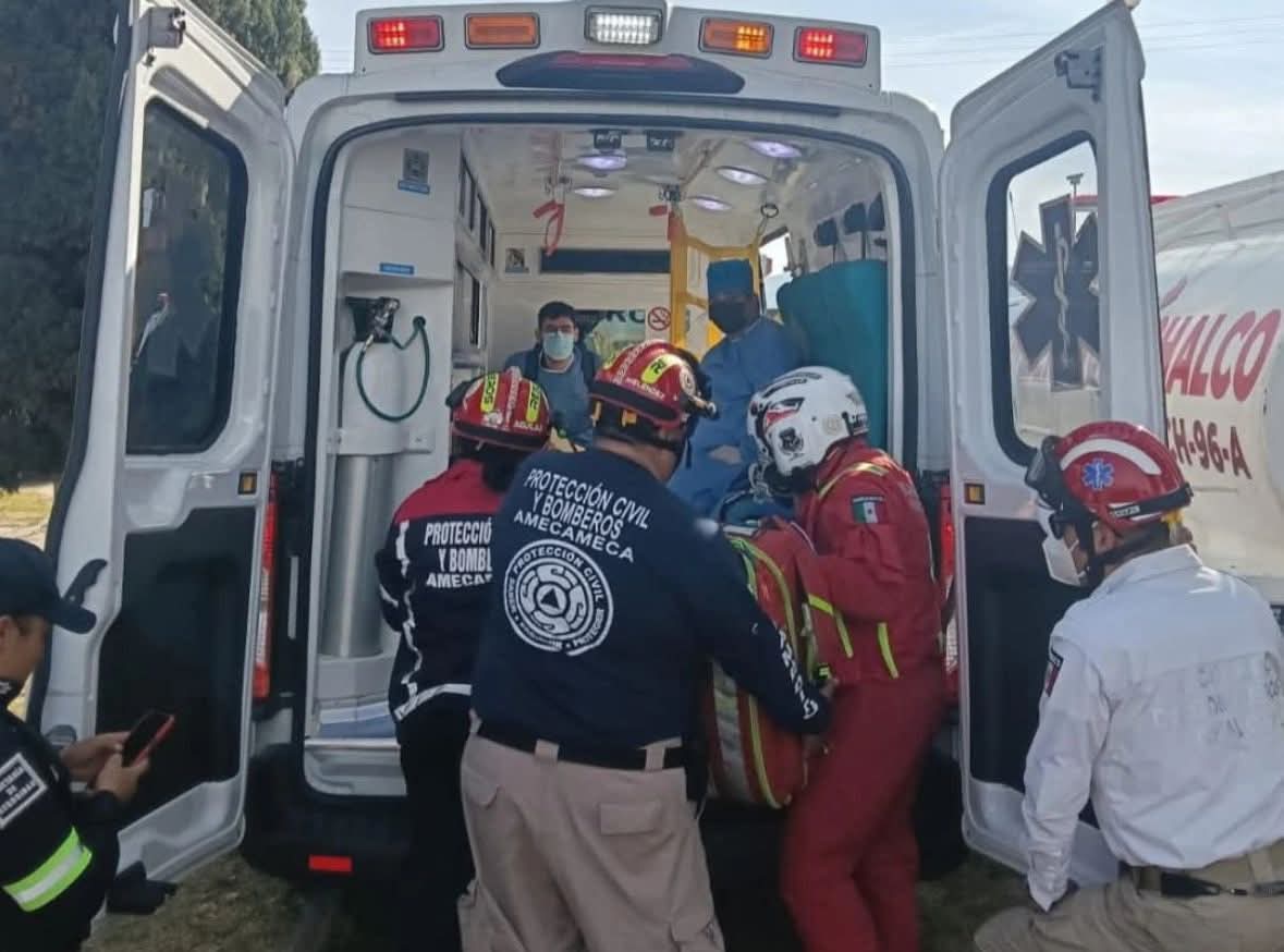 Rescatistas Relámpagos trasladan a una persona a hospital de Toluca
