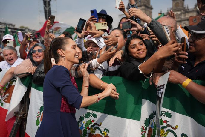 ante-600-mil-personas-en-el-zocalo-la-presidenta-claudia-sheinbaum-afirma-que-mexico-avanza-con-dignidad-justicia-unidad-y-con-la-fuerza-invencible-de-su-pueblo
