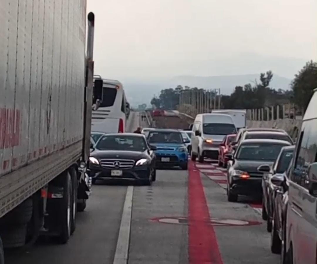 Volcadura de pipa genera movilización de los servicios de emergencias en la México-Puebla