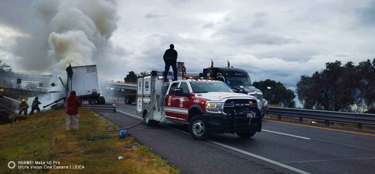 Se incendia tráiler tras volcar en la México Pirámides