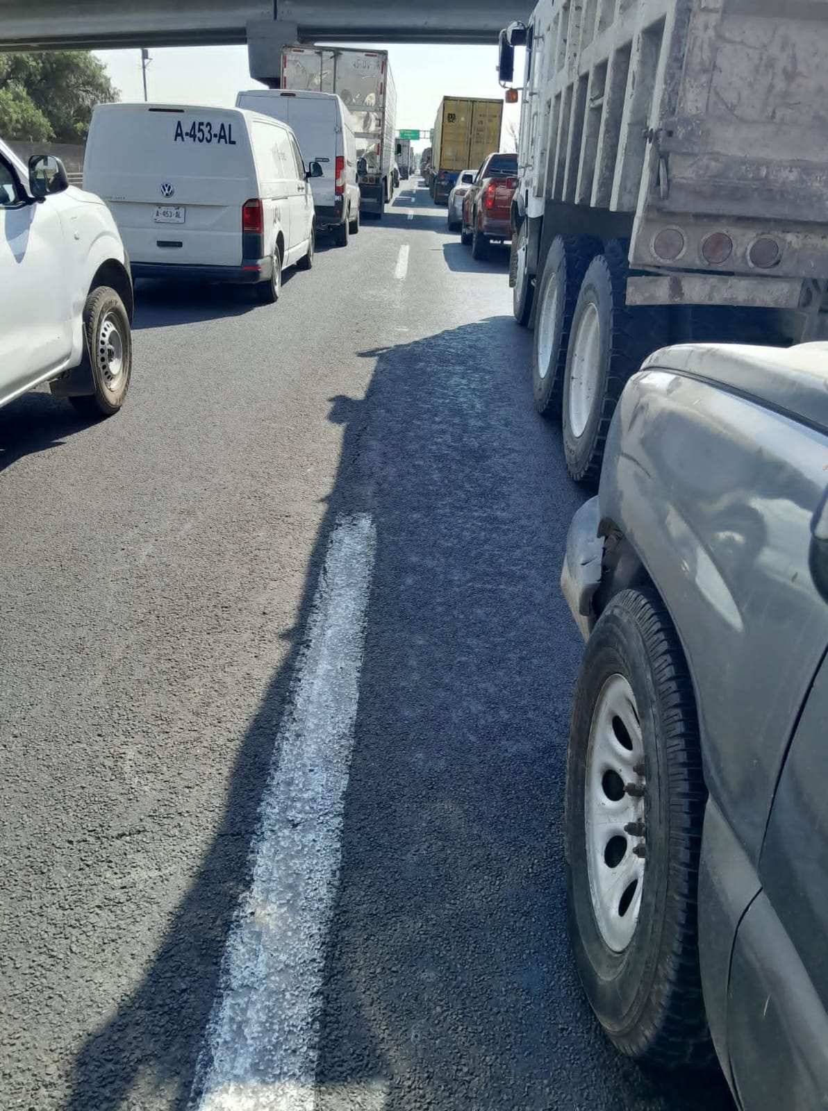 Choque múltiple entre vehículos pesados provoca caos vial en el Circuito Exterior Mexiquense