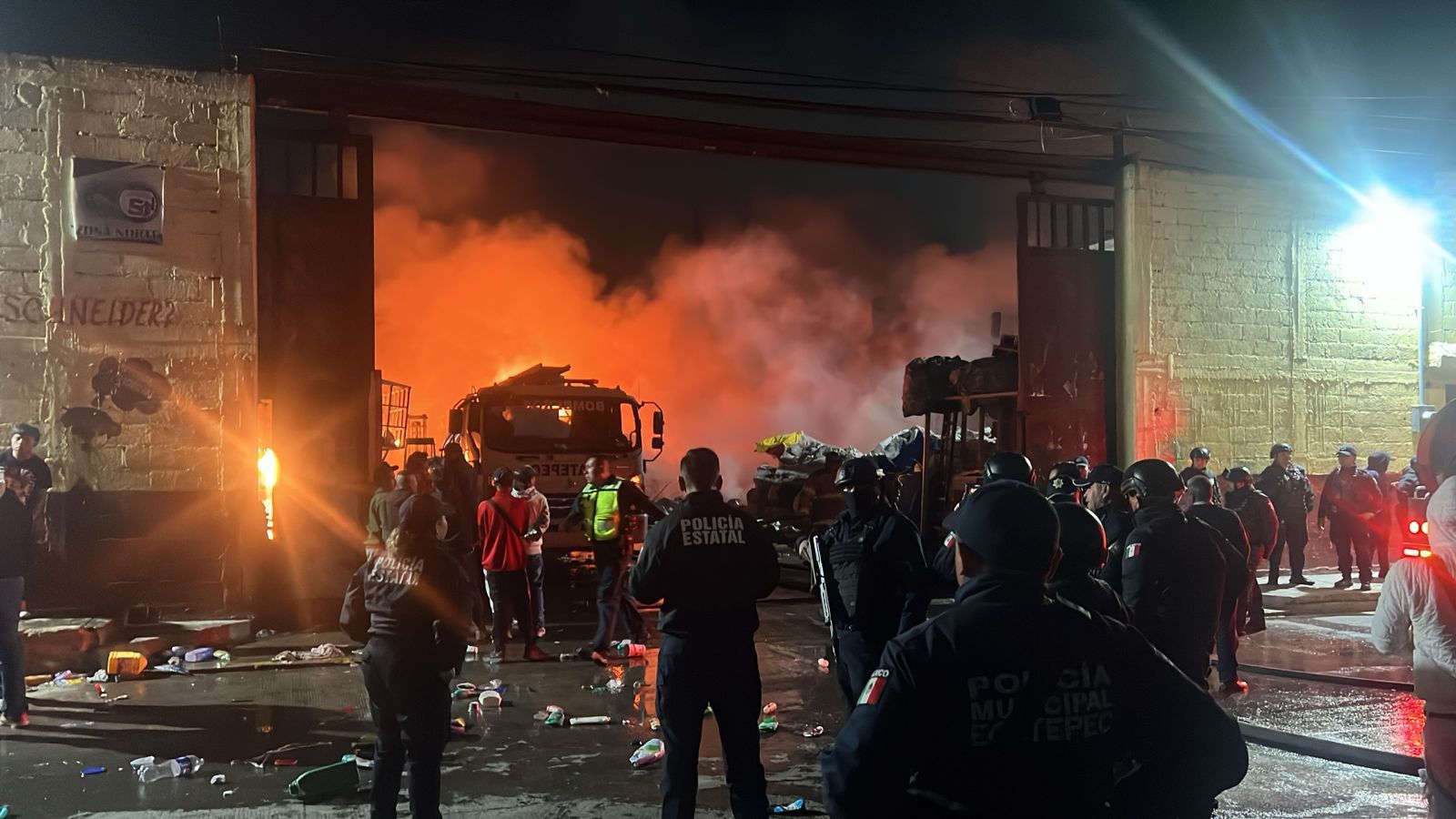 Bomberos de Ecatepec sofocan incendio en una recicladora