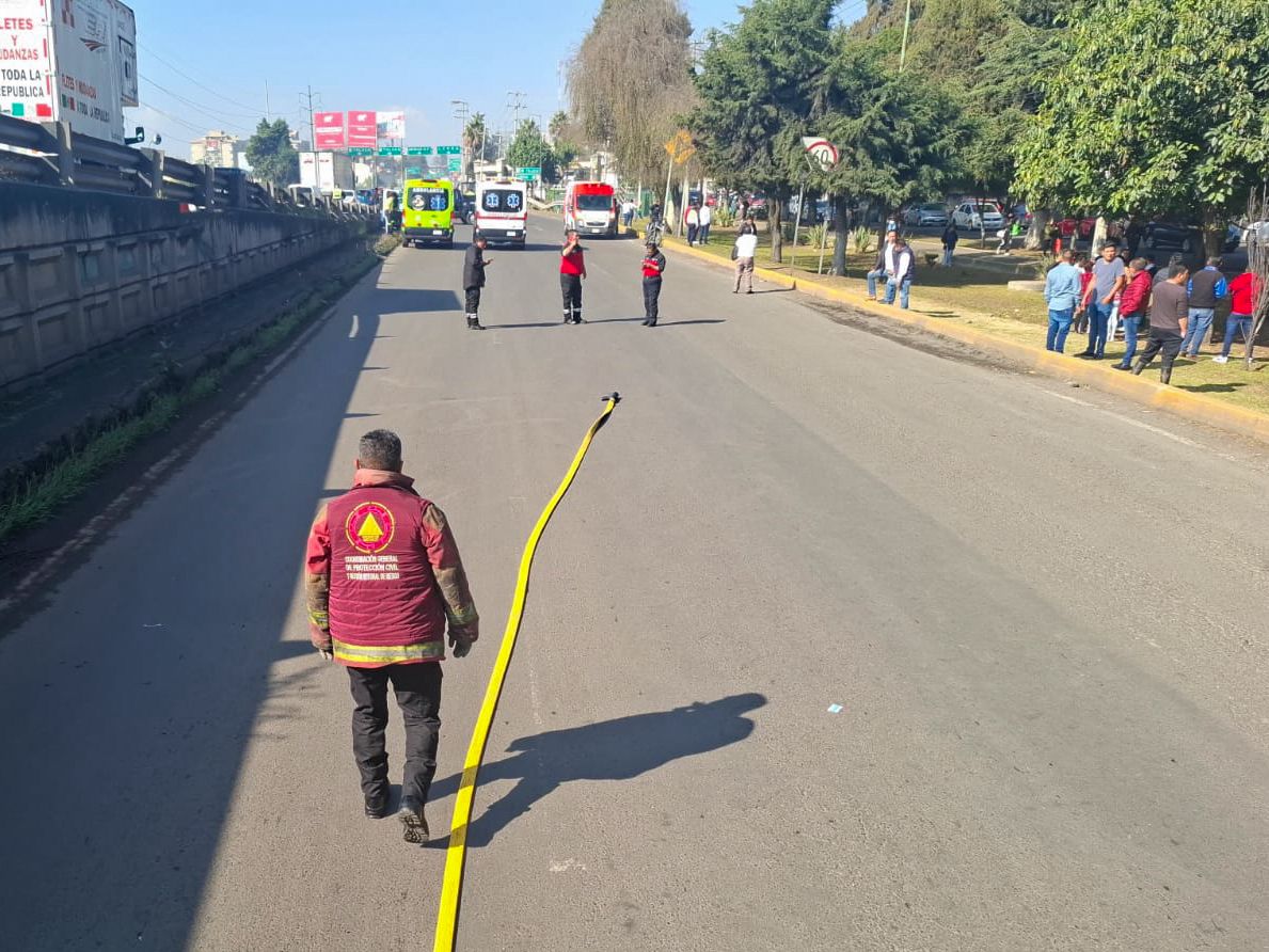 Se incendia  vehículo en  la autopista  Mex-Toluca;  resultan 3  personas  lesionadas