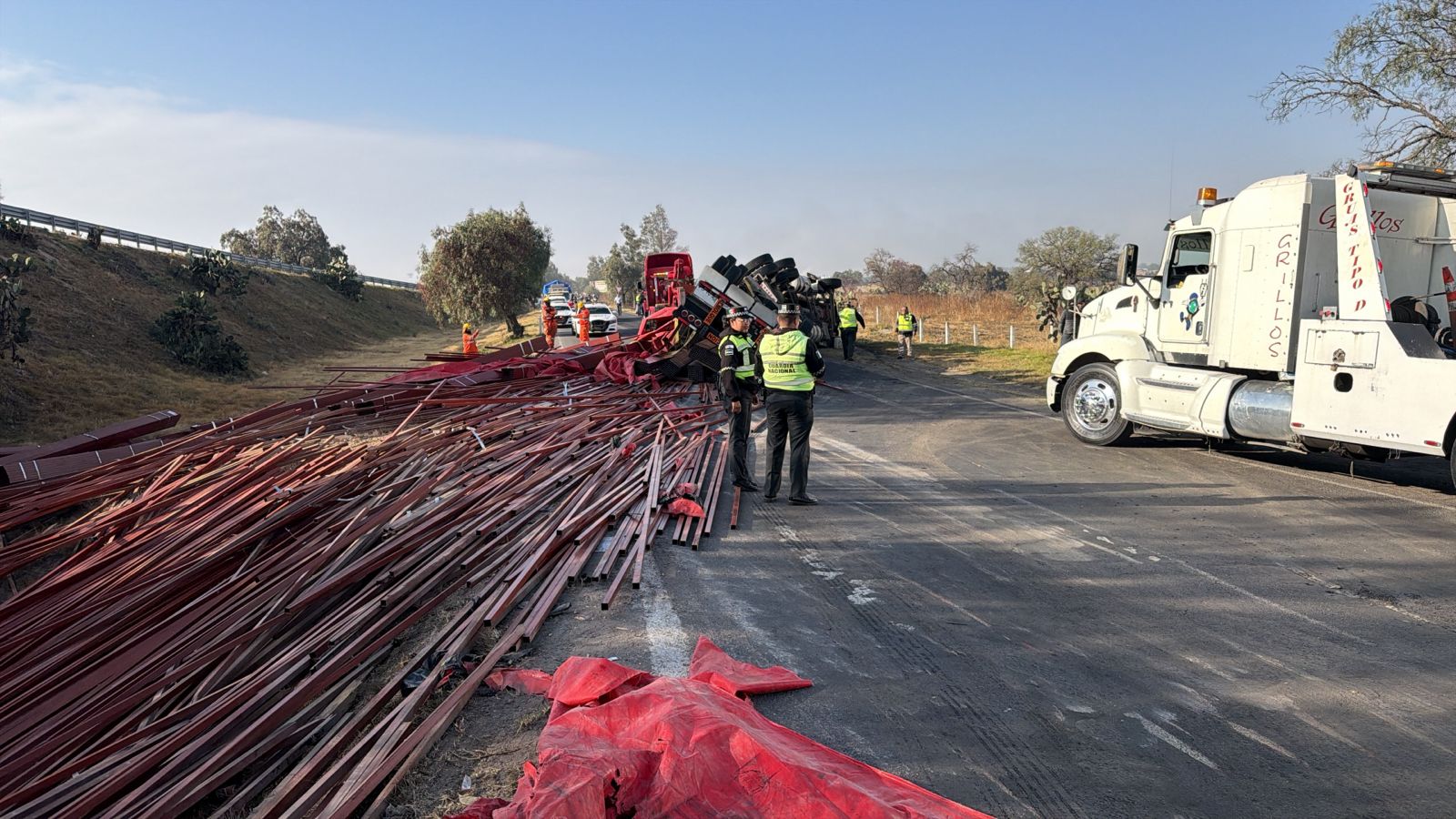 Volcadura de tráiler y camioneta provoca carga vehicular en la México-Pachuca