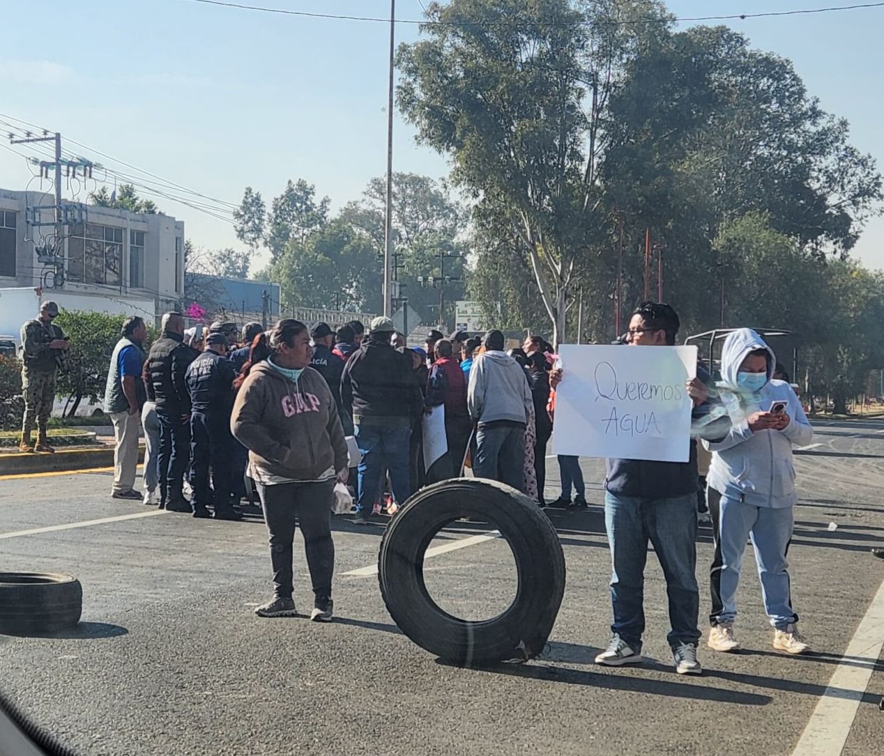 Exigen agua   con bloqueo  en carretera  Mex-Texcoco