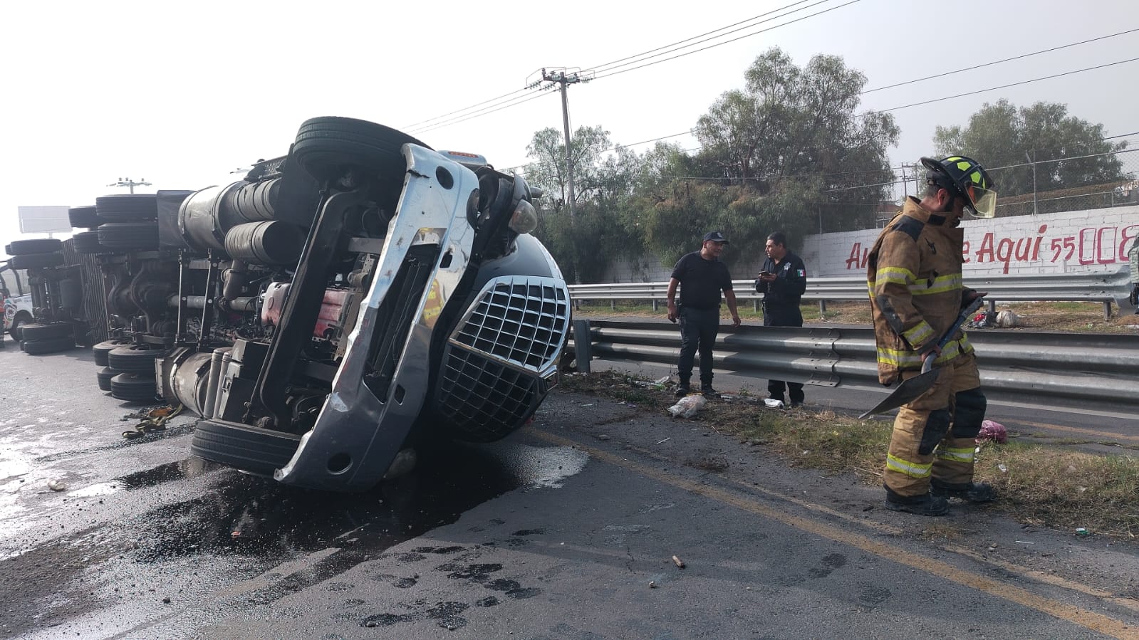 Volcadura de tráiler provoca severo caos vial en el Circuito Exterior Mexiquense