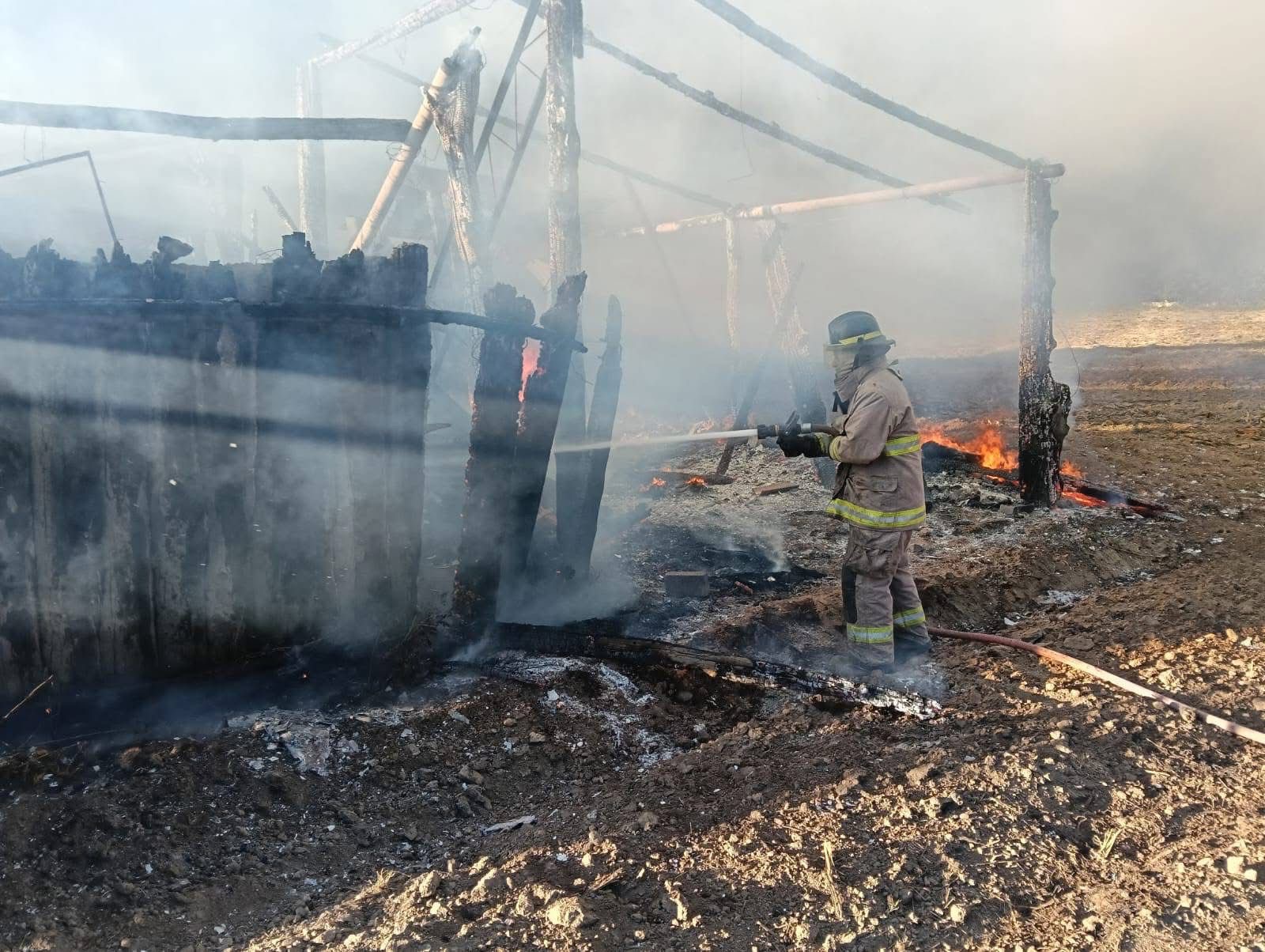 Reducida a  cenizas una  bodega en  Amecameca;  autoridades  reportan  saldo blanco