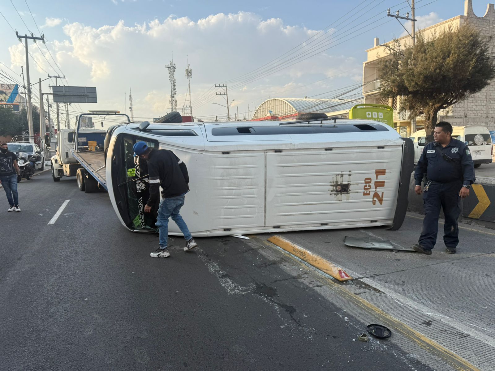 Volcadura de combi deja cuatro lesionados en Ecatepec