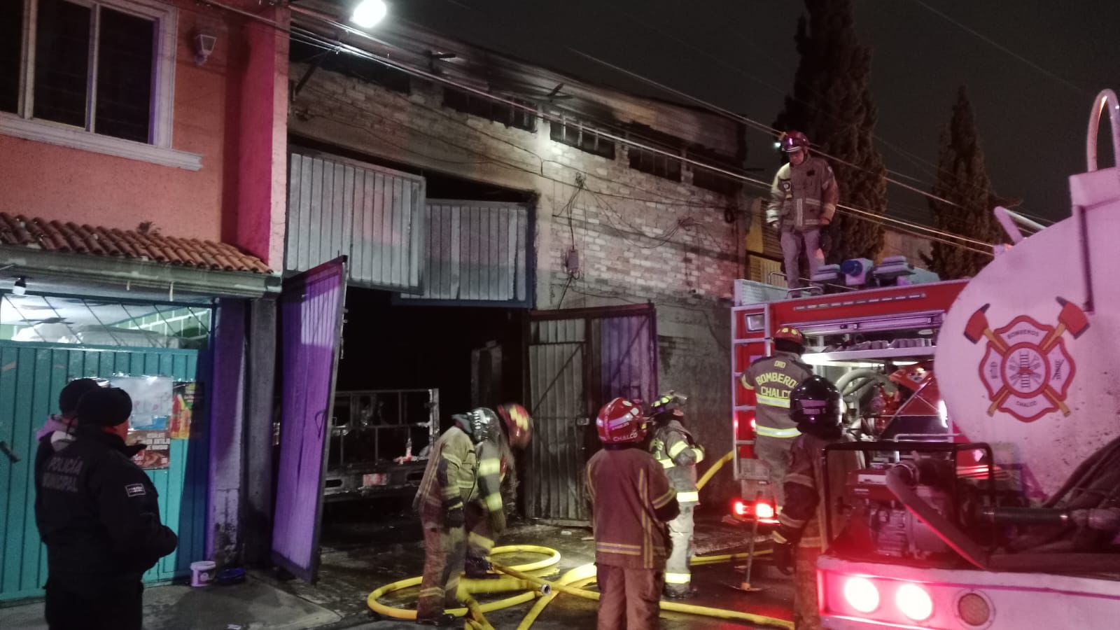 fuego-consume-fabrica-donde-se-elaboraba-esponjas-en-chalco