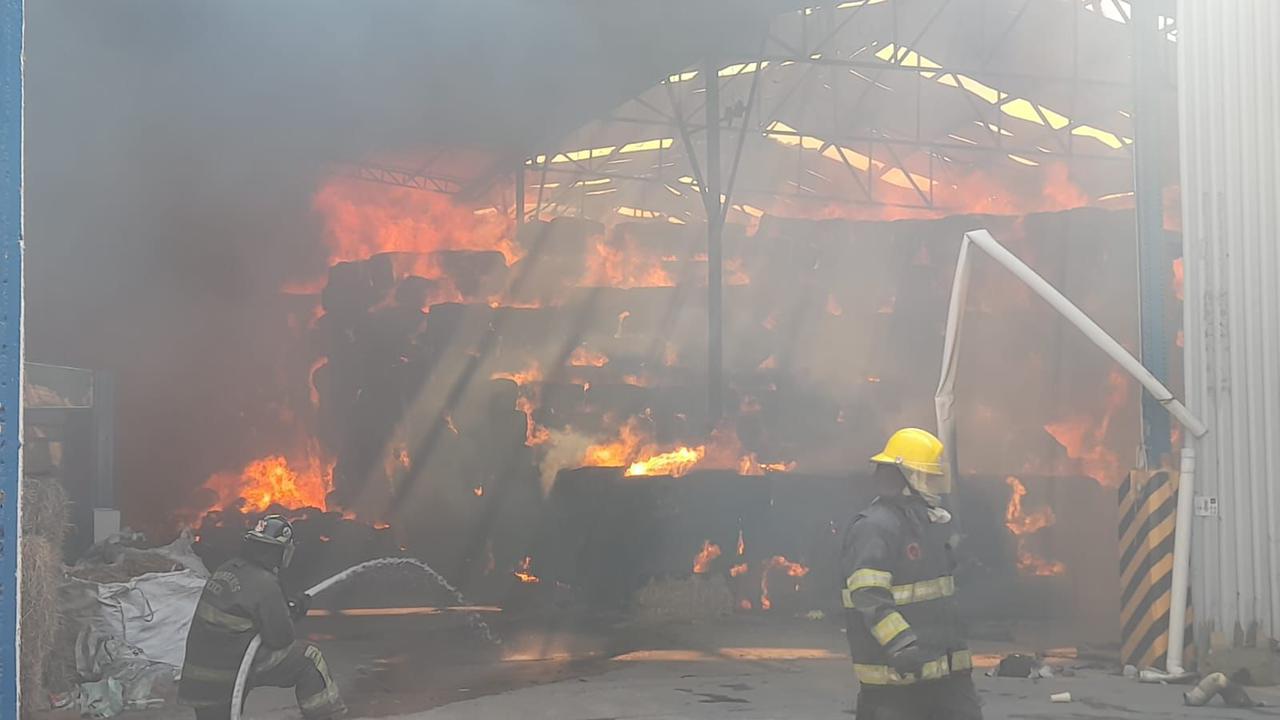 se-incendia-bodega-de-alfalfa-en-acolman-reportan-saldo-blanco